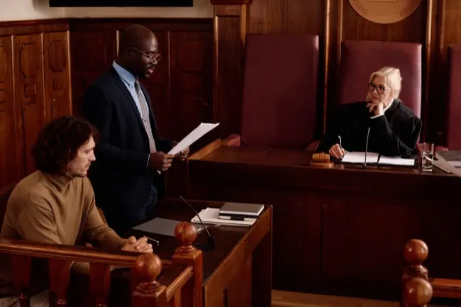 Jeune avocat lisant la liste des circonstances atténuantes-2